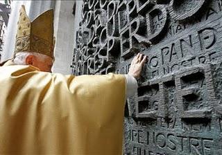 BENEDICTO CONSAGRA LA IGLESIA DE LA SAGRADA FAMILIA Y EL ALTAR