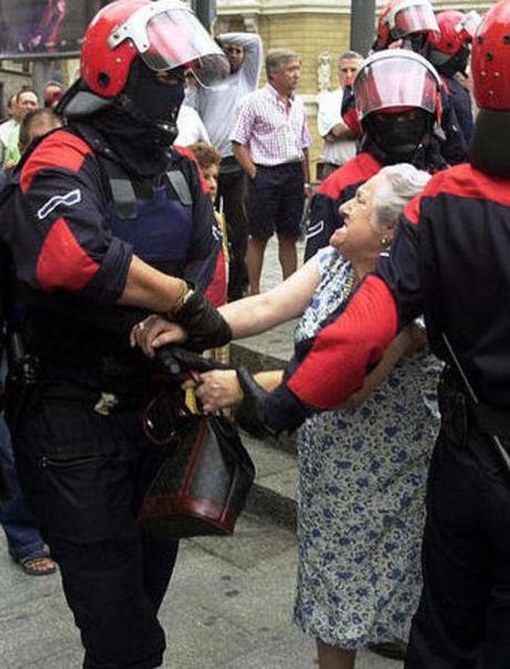 Uniformados de la Ertzaintza arrebatando el bolso una a anciana Autodeterminazioa Orain – Bai Nafarroa bai Euskal Herria – Euskal Herria Estado Policial