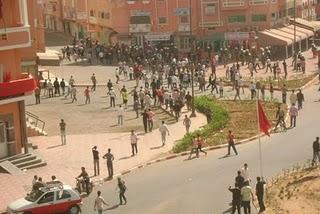 Mientras Marruecos ataca con camiones blindados y antidisturbios, los saharauis lo hacen con palos y piedras.