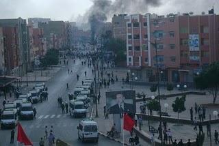 Mientras Marruecos ataca con camiones blindados y antidisturbios, los saharauis lo hacen con palos y piedras.