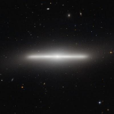 Hubble retrata galaxia extremadamente delgada