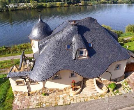 Vista a vuelo de pájaro de una casa tradicional alemana con techo de tejuelas de laja negra