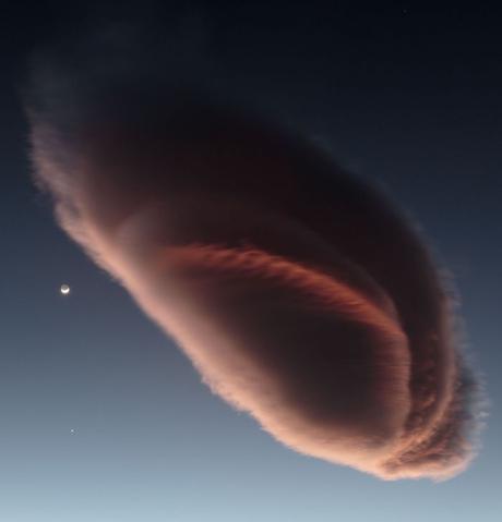 Nube lenticular, la Luna, Marte y Venus