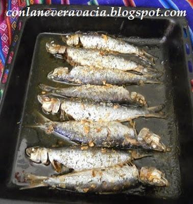SARDINAS AL HORNO CON ROMERO, TOMILLO Y AJO