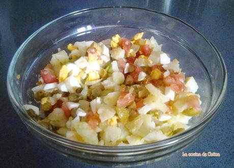 Tomates rellenos de ensaladilla de bonito