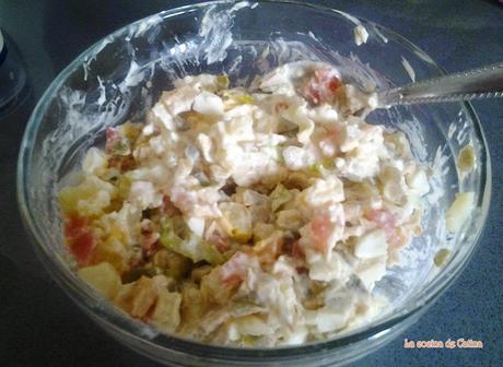 Tomates rellenos de ensaladilla de bonito