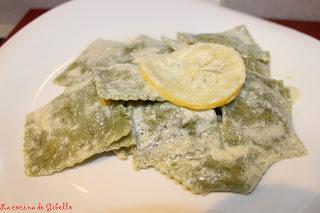 Pasta rellena de brócoli al limón