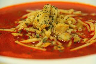 Sopa de pescado con fideos