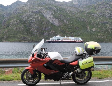 Rosaura, el Trollfjord, el canal y las montañas