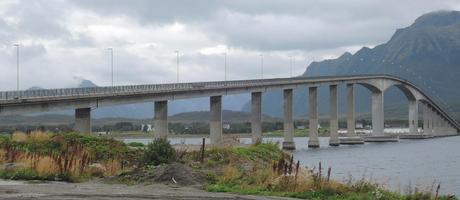 Este puente comunica la isla de Langoya con el resto del país