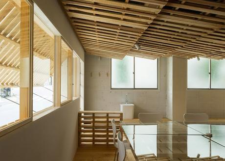 Oficina diseñada y realizada íntegramente con palets