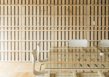 Oficina diseñada y realizada íntegramente con palets