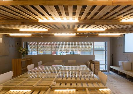 Oficina diseñada y realizada íntegramente con palets