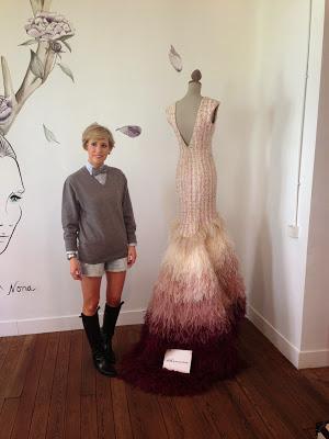 Rocío junto a un maniquí con una creación Thename de en su despacho - Foto: Amaya Barriuso