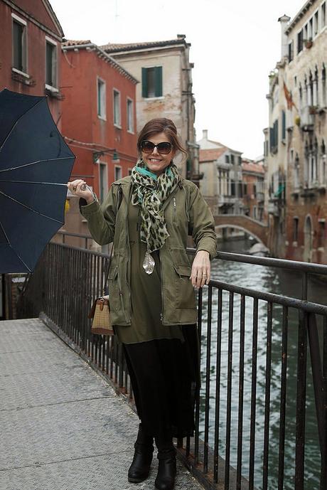 De caqui, última tendencia y negro por Venecia I, primavera 2015