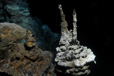 Imagen de un campo de fumarolas hidrotermales a lo largo del Ártico, en los sedimentos marinos cerca de donde se encontró Descubierto-el-eslabon-perdido-en-la-evolucion-de-las-celulas-complejas_image_380