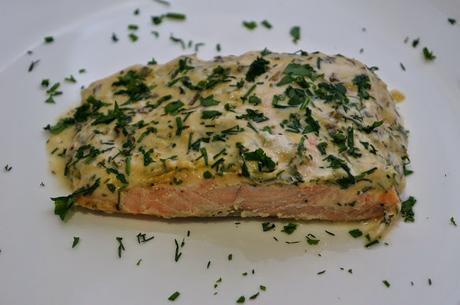 Salmón con salsa mostaza a las finas hierbas