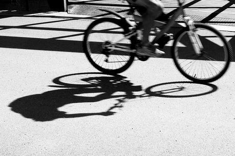 Montando en bicicleta por la calle