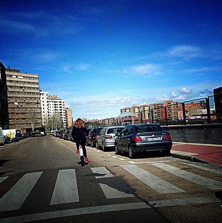 Montando en bicicleta por la calle