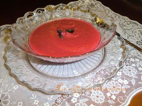 Sopa fría de remolacha al ajo negro