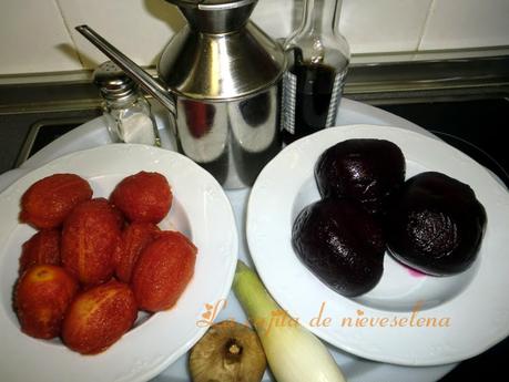 Sopa fría de remolacha al ajo negro