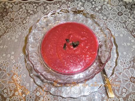 Sopa fría de remolacha al ajo negro