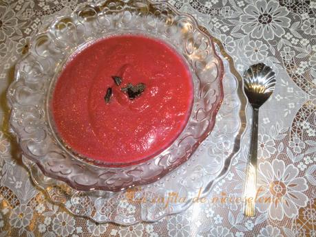 Sopa fría de remolacha al ajo negro