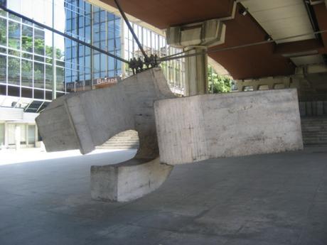 Un museo debajo de un puente