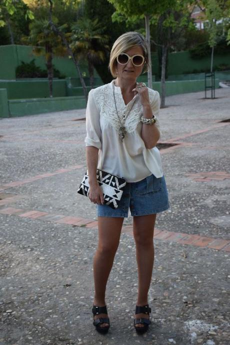 Falda denim y encaje en la blusa casual look