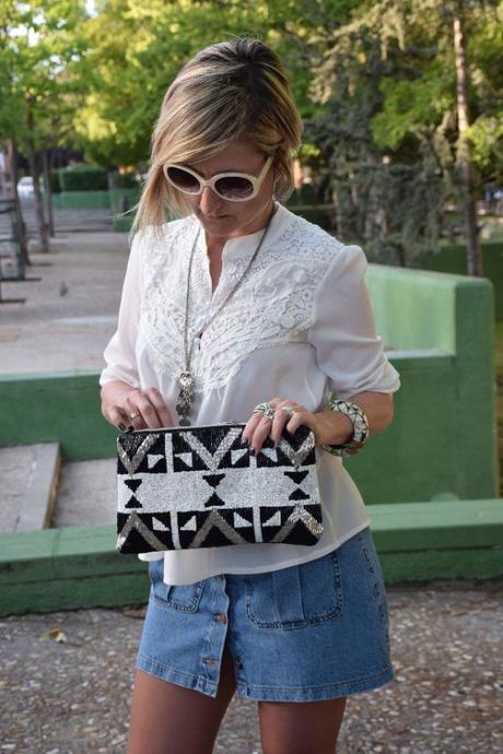Falda denim y encaje en la blusa casual look