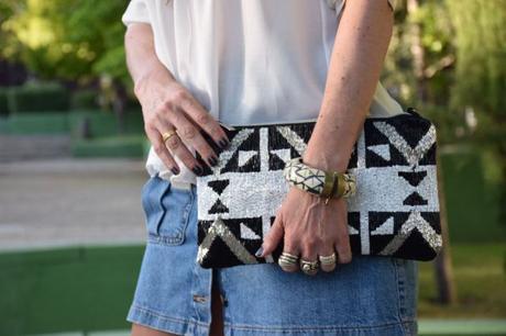 Falda denim y encaje en la blusa casual look