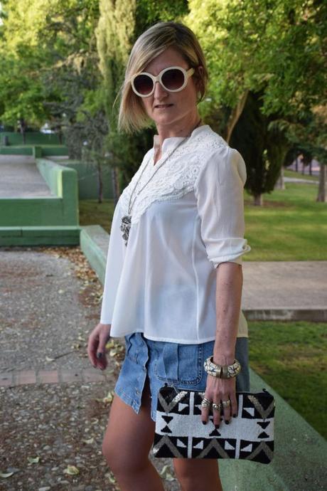 Falda denim y encaje en la blusa casual look