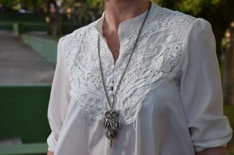 Falda denim y encaje en la blusa casual look