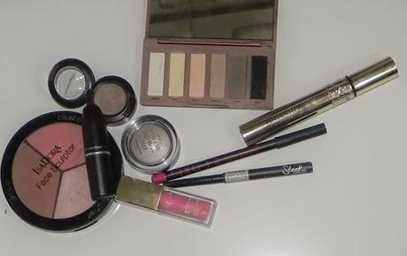 Sencillo para labios fucsias (Look, manicura, outfit)