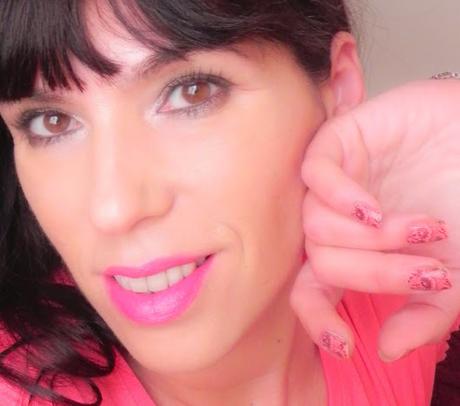 Sencillo para labios fucsias (Look, manicura, outfit)