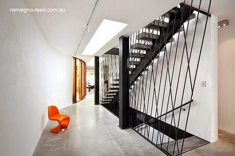 Sector dentro de la moderna vivienda con escalera en Melbourne, Australia