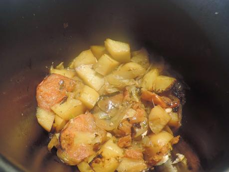 Asado de salmón, patatas, cebolla y tomate en olla programable.