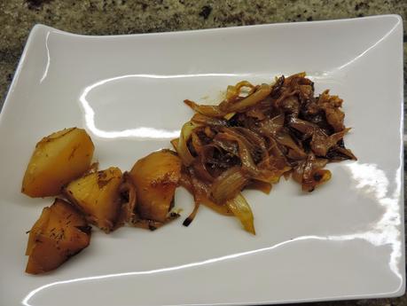 Asado de salmón, patatas, cebolla y tomate en olla programable.