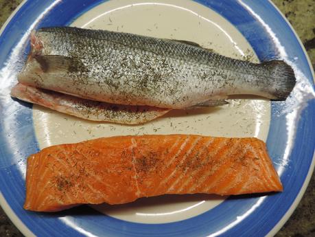 Asado de salmón, patatas, cebolla y tomate en olla programable.