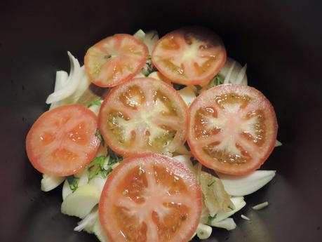 Asado de salmón, patatas, cebolla y tomate en olla programable.