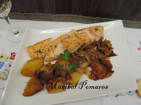 Asado de salmón, patatas, cebolla y tomate en olla programable.