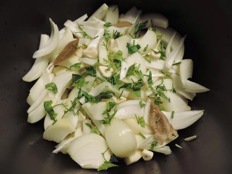 Asado de salmón, patatas, cebolla y tomate en olla programable.