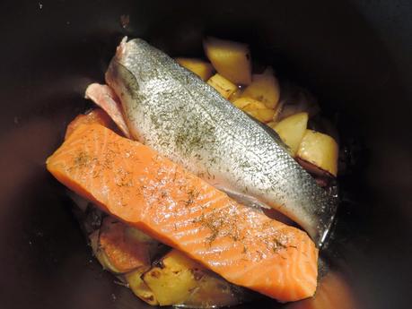 Asado de salmón, patatas, cebolla y tomate en olla programable.