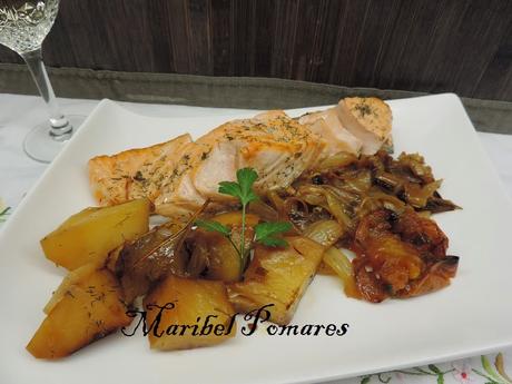 Asado de salmón, patatas, cebolla y tomate en olla programable.