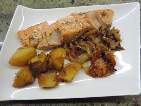 Asado de salmón, patatas, cebolla y tomate en olla programable.
