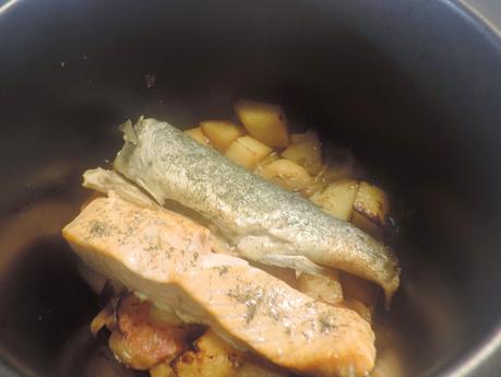 Asado de salmón, patatas, cebolla y tomate en olla programable.