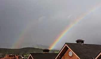 Arco iris sobre la casa