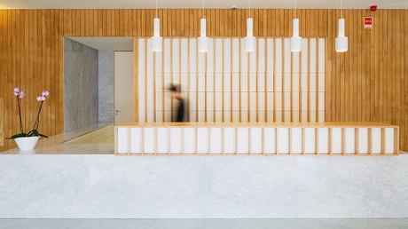 Restauración de un hotel en Portugal diseñado como un refugio de montaña