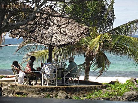 Locales disfrutando de una buena Tusker en Tiwi Beach