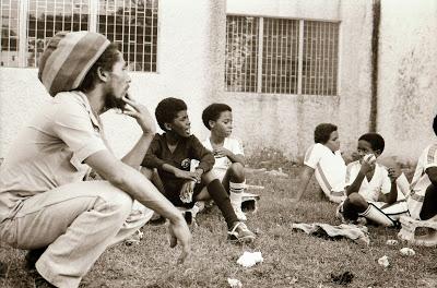 The Bob Marley Story (Spanish Subtitules). Una vida para la música, el compromiso y ... el fútbol.